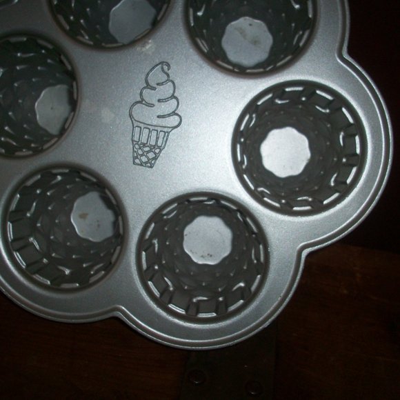 NORDIC WARE ICE CREAM CONE CUPCAKE PAN 4.5 CUPS / 1 LITER / 6 cupcakes - Picture 5 of 6